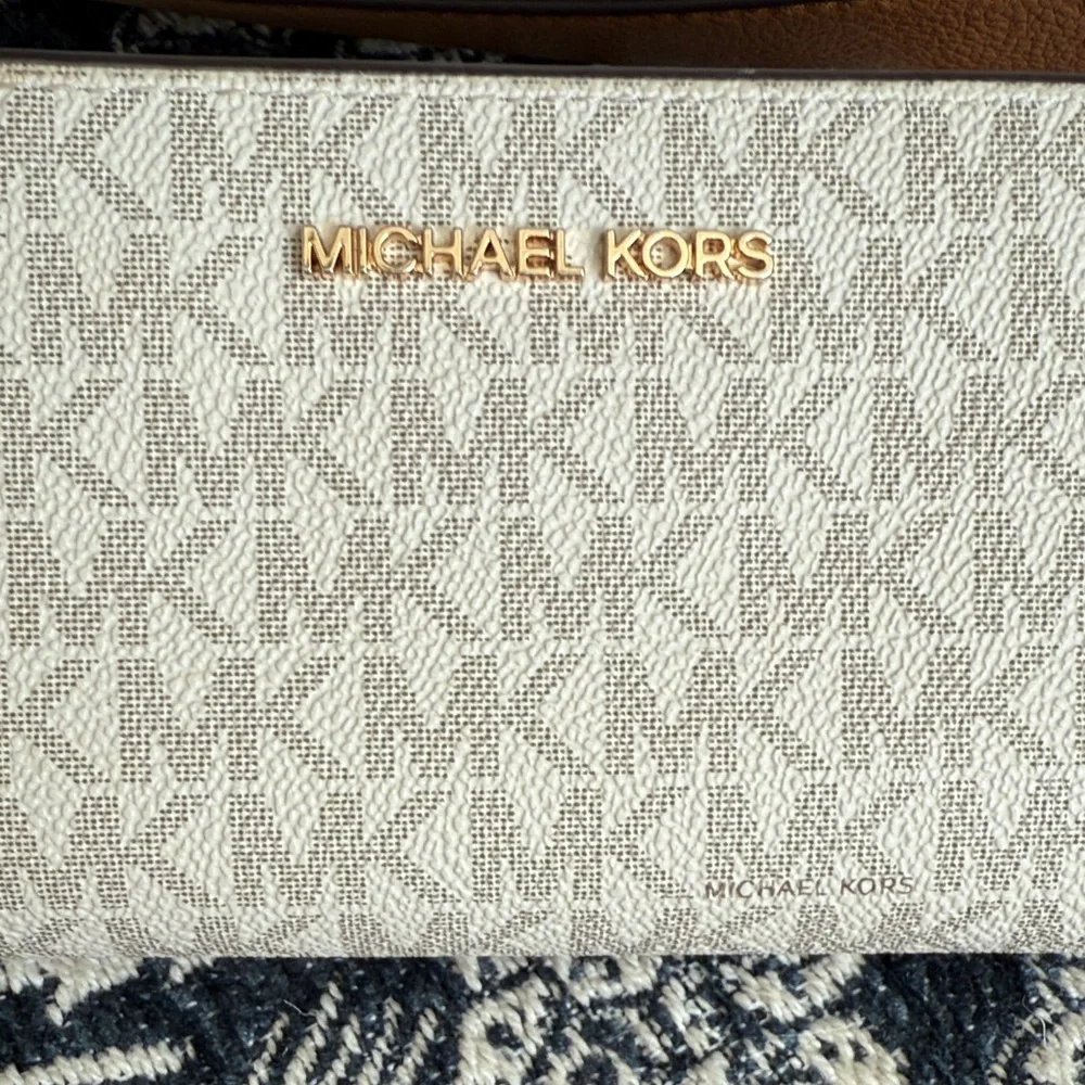 Michael Kors Cream and Tan Shoulder Bag and matching wallet - Picture 2 of 10